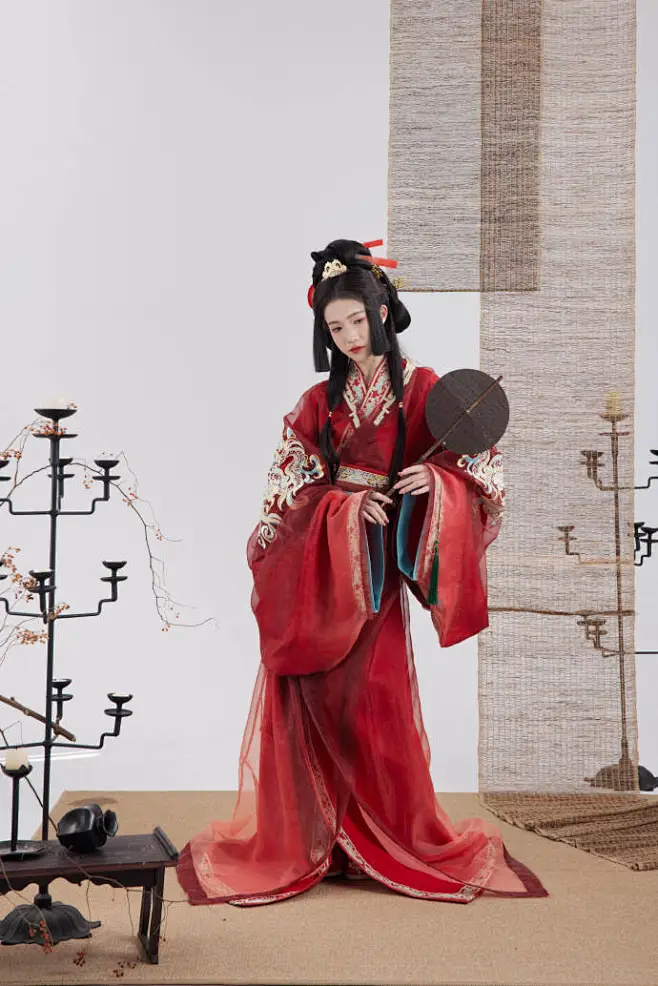 转这条！ 抽1人送一件汉服 @汉尚衣锦旗舰店 家的汉服 新款秋冬战国袍首批已上架 多色可选 长短款可选 情侣款可选 绣花外直裾+内直裾+绣花腰 ...