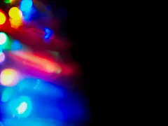 点击来源直接获取大图文件 |一个色彩斑斓、模糊的背景，有着如彩虹般的颜色。颜色鲜艳活泼，营造出充满活力和令人兴奋的感觉。抽象设计壁纸。电影般的灯光效果。