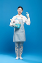蓝底家政保洁服务行业女性人物摄影图