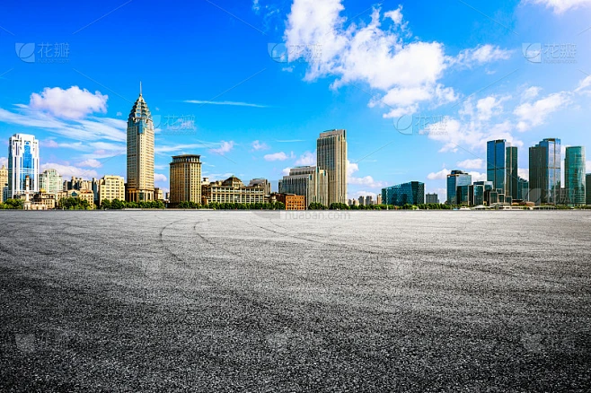 夕阳下的上海建筑景观和空旷的道路素材-花瓣网