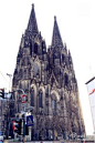 在德国西部莱茵河畔的科隆市内，耸立着一座高高的双塔建筑，尖尖的屋顶似两把利剑，直刺苍穹，这就是被人们赞誉为“世界上最完美的哥特式教堂”的科隆大教堂!!! 你想仰视这般华丽丽De建筑奇迹么？
