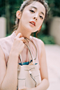 组图：娜扎应邀启程纽约时装周 叠搭莫兰迪粉少女力max : 娜扎身着莫兰迪系浅粉衬衫搭配少女粉短裙，白蓝拼色的运动鞋，不经意间露出暖萌少女的俏皮一面。