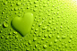 水水滴和心脏绿色背景上的形状