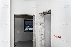 石膏在新建的独立式房屋的墙壁和天花板上新铺的石膏