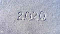 文字2020写在白雪皑皑的阳光冬日。圣诞快乐，恭贺新禧。寒假的概念