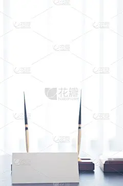 白色的三角形标志的标签站在桌子上。