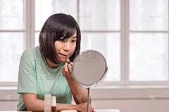 亚洲女性在房间里化妆