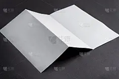 模型三倍模板纸小册子上的黑色背景。