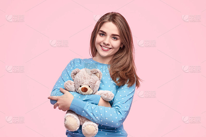 快乐的少女拥抱泰迪熊
