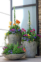 Fiori e vasi diversi, per un risultato molto chic.