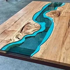 桌子上的河流和湖泊，木头和玻璃的巧妙结合，来自设计师Greg Klassen的作品。
