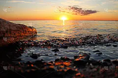 橘色的夕阳洒在河面上，带着一根圆木和小波浪