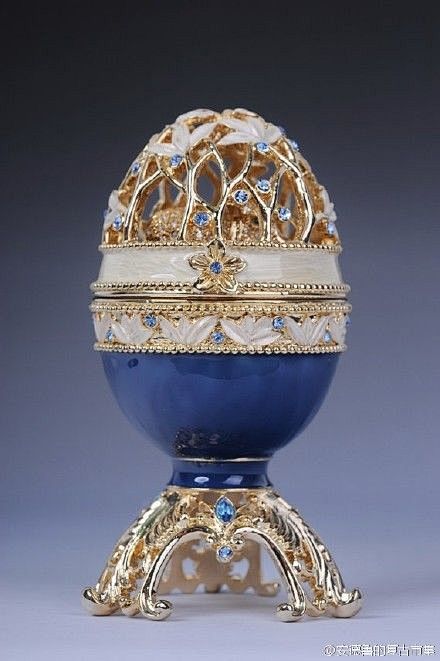 【法贝热彩蛋】这些蛋雕是由珍贵的金属或是...