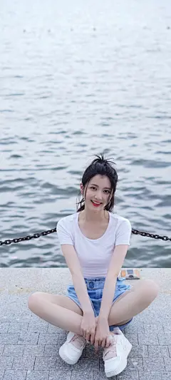 盘腿坐姿可爱微笑美女手机壁纸