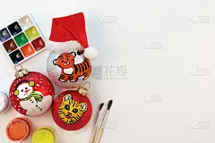 圣诞彩绘球。圣诞装饰物上画着象征2022年的老虎。幼儿DIY手绘概念。制作圣诞树装饰。