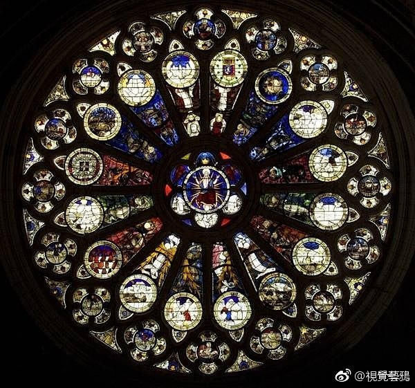 内呈放射状镶嵌着美丽的彩绘玻璃因为玫瑰花形而得名67676767