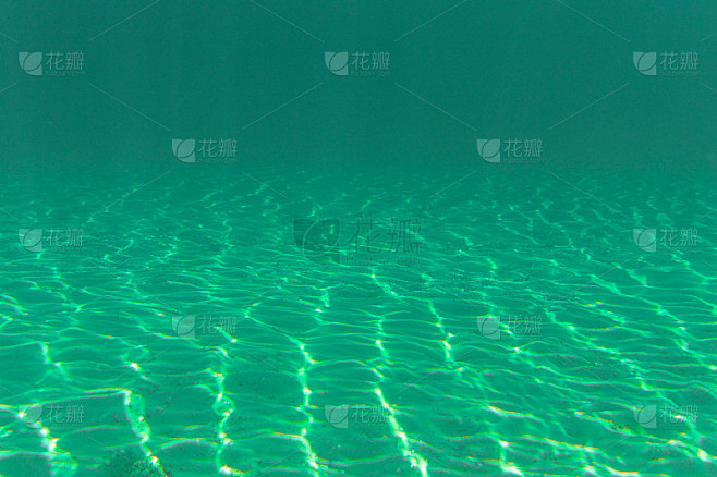 阳光照在湖底