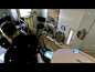 如果你玩儿过《传送门 2（Portal 2）》的话，一定对里面的传送门枪印象深刻，那种在不同时空之间穿梭的感觉让人在虚拟世界里亲眼目睹穿越。ThinkGeek推出的这款传送门枪完全仿照《传送门 2》里面那把传送门抢设计、制造，有橙色和蓝色两种LED灯光可选，枪口周边的爪子和游戏里的枪一样可以活动。