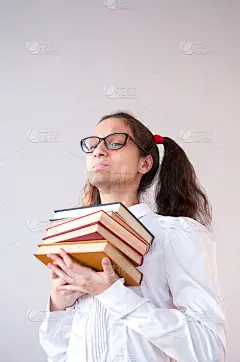 知识。女生努力把课本攥在手里
