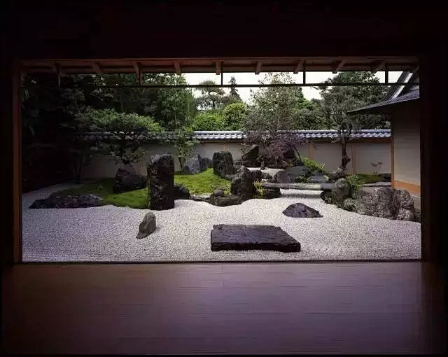 景观-庭院-日式(禅境）(34图)_@如果从未遇见~收集_花瓣建筑设计这个获奖无数的设计师竟是日本寺庙住持，而他最爱的却是枯山水11