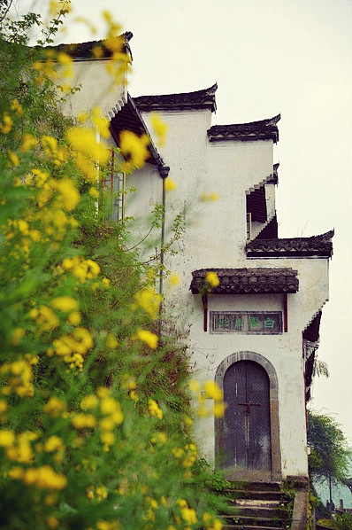 江南烟雨覆天下，容华谢后山河寂。