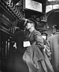 离别的车站。1943年著名摄影师Alfred Eisenstaedt用相机记录下了动人一幕，准备前往二战战场的士兵与他们的情人在纽约宾州车站的温柔告别。 ​ ​​​​