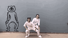 老奶奶过马路我都不扶，就服你！ : 　　控酱最近看到一组超级魔性的“神烦熊”的COS，经常使用“Betakkuma”系列表包的小伙伴一定不会陌生↓ 　　这组脑洞大开的COS是由越南妹子Hu Hong与她的闺蜜一起完成的，这组表情包和动画100%同步，画风异常搞笑~