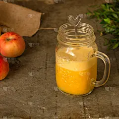 新鲜苹果汁(冰沙)。前视图。本空间
