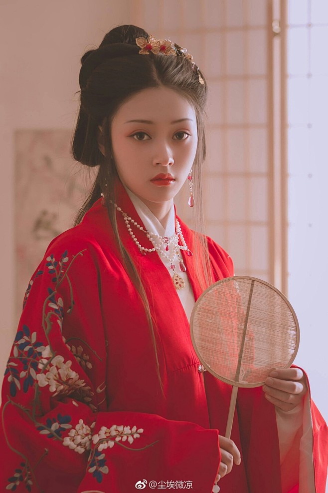 浔阳江头夜送客，
枫叶荻花秋瑟瑟。
主人...