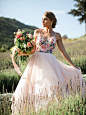 花朵绽放的独特魅力！40件浪漫花朵婚纱晚装！+来自：婚礼时光——关注婚礼的一切，分享最美好的时光。#Hayley Paige# #吊带婚纱# #刺绣#