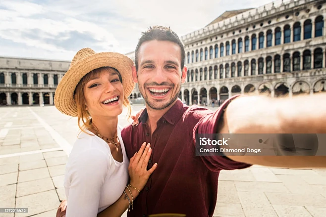 ヴェネツィア、イタリアで旅行するカップル...