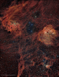 御夫座的星云，左上方是距离我们1500光年的发射星云IC 405，右上方是距离我们1.2万光年的IC 410
