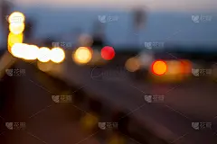 夜景模糊了车灯