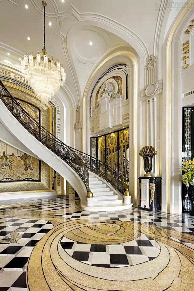 白色奢华新古典楼梯厅