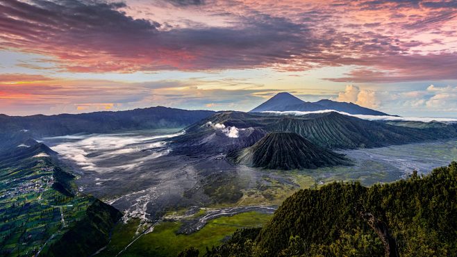 布罗莫火山是印度尼西亚的一座活火山位于爪哇岛东部它的周围有着如同