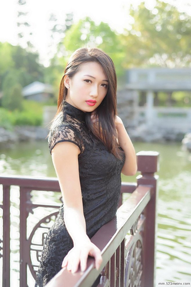 丰满性感优雅的少妇照片