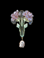 新艺术运动的一代宗师法国艺术家René Lalique(1860-1945）设计的首饰。Lalique重新诠释了现代珠宝的含义。新艺术时期这种崇尚自然热烈而旺盛活力的风格体现在首饰设计上时，那些蜿蜒流动的线条，鲜活华美的纹彩使得珠玉宝石获得了奇异的生命力。这些设计以优美的自然活力，向工业化进行着最后的宣战。
