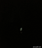漆黑的夜晚，一个女人涂着面膜，玩手机