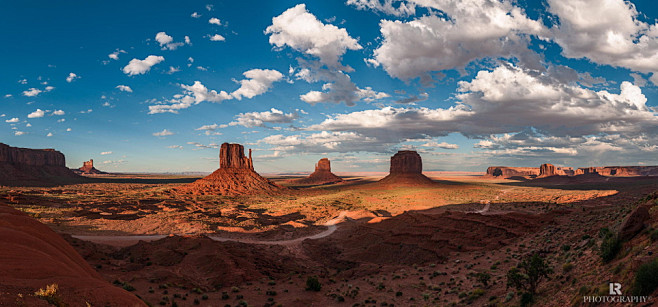 Monument Valley by L...