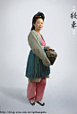南宋-农妇装扮
头盖头巾 簪梳 身穿窄袖褙子、
抹胸、裤，腰系短裙，弯头鞋