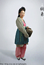 南宋-农妇装扮
头盖头巾 簪梳 身穿窄袖褙子、
抹胸、裤，腰系短裙，弯头鞋
【华夏衣冠】中国装束_二十四史吧_百度贴吧