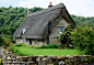 茅草屋在约克郡，英国
Thatched cottage in Yorkshire, England