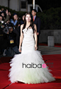 miss A组合成员裴秀智身着白色礼服亮相2012年第49届韩国电影大钟奖颁奖典礼红毯