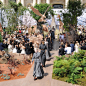 #VogueFashionShow<br/><a class="text-meta meta-mention" href="/g262232/">@dior</a> 2017秋冬高訂 Maria Grazia Chiuri 打造了一系列適合各式各樣女人的服裝。<br/>exclusive from @vogueparis