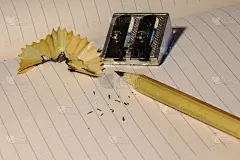 在日记本或笔记本上用卷笔刀削尖的铅笔