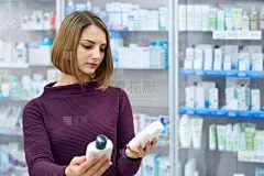 在药店选购医疗产品的妇女。