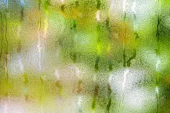 水滴在窗户玻璃上