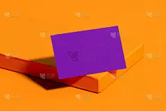 橙色现代展示与空白紫色名片在橙色基座上。3 d渲染。极简主义的概念