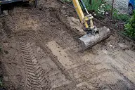 在建筑工地用挖掘机铲平地面