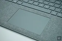 显然，微软觉得 Surface Laptop 不需要什么「花活」来吸引眼球 : 在过去几年中，微软花了很大的力气来向人们展示，现代的笔记本究竟可以做成什么样。但就算是如此，并非所有人都需要一台能当平板用的设备，偏好传统的大有人在，于是乎，Surface Laptop 便应运而生了。在这款产品身上，并没有什么支架、特制转轴、可拆屏幕、Type Cover 之类的「花活」，全因为这一次，微软觉得根本没...